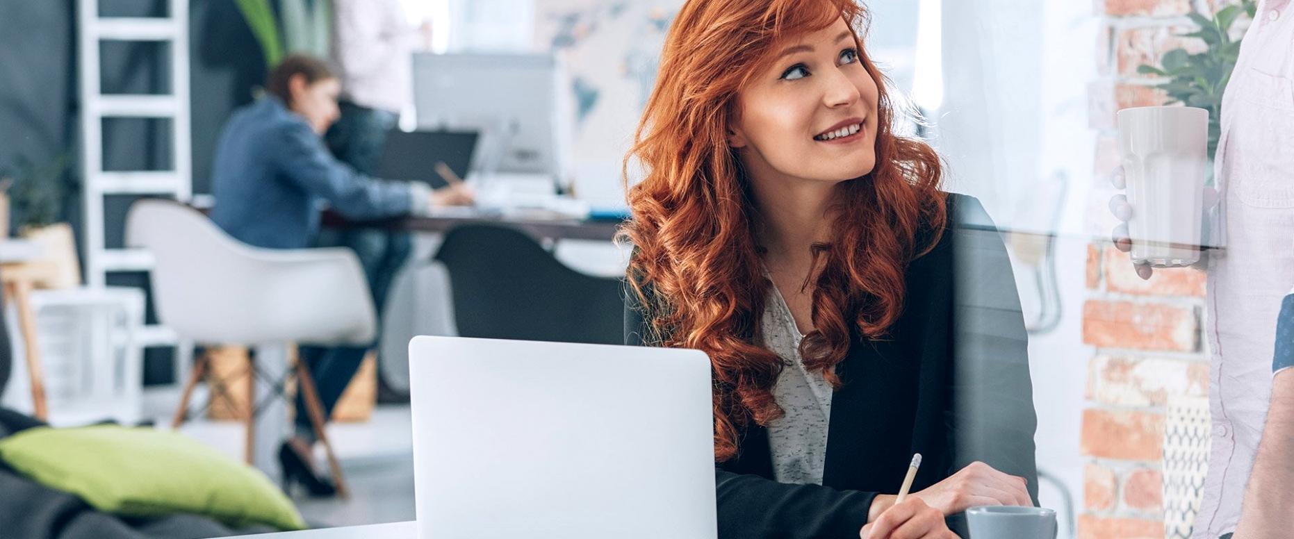 Teilnehmer während eines Online-Seminars zur Softwaresicherheit